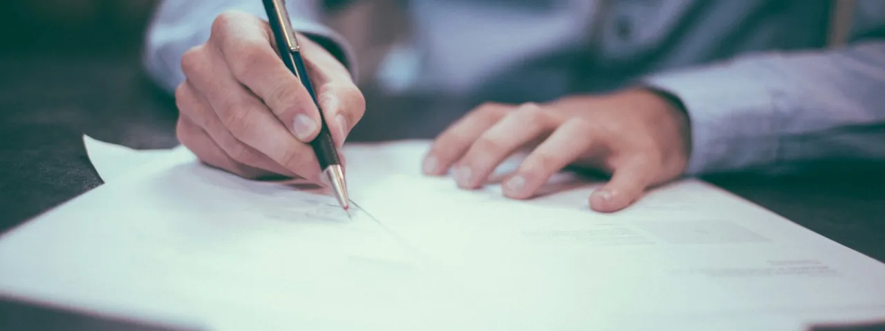 Documentación organizada sobre una mesa de trabajo
