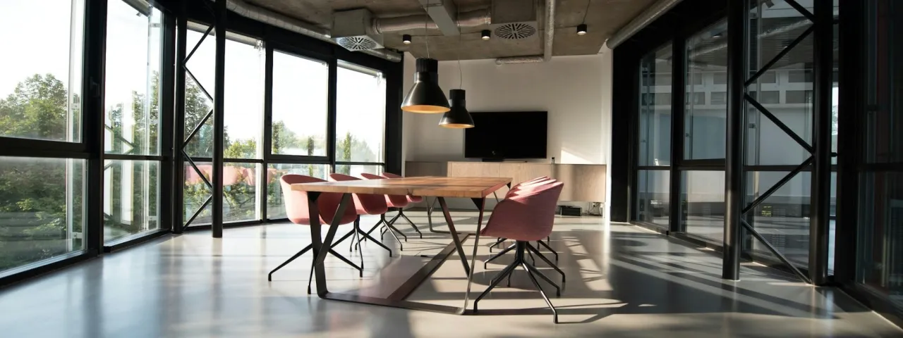 Sala luminosa preparada para una consulta en el despacho